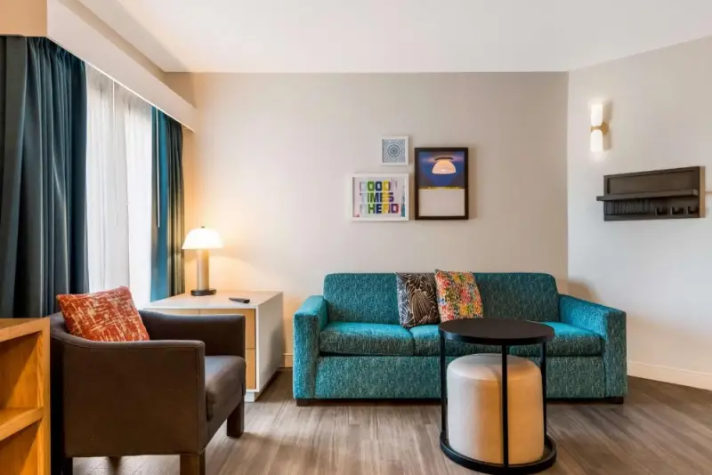 Suite de un dormitorio con cama king y vista al patio